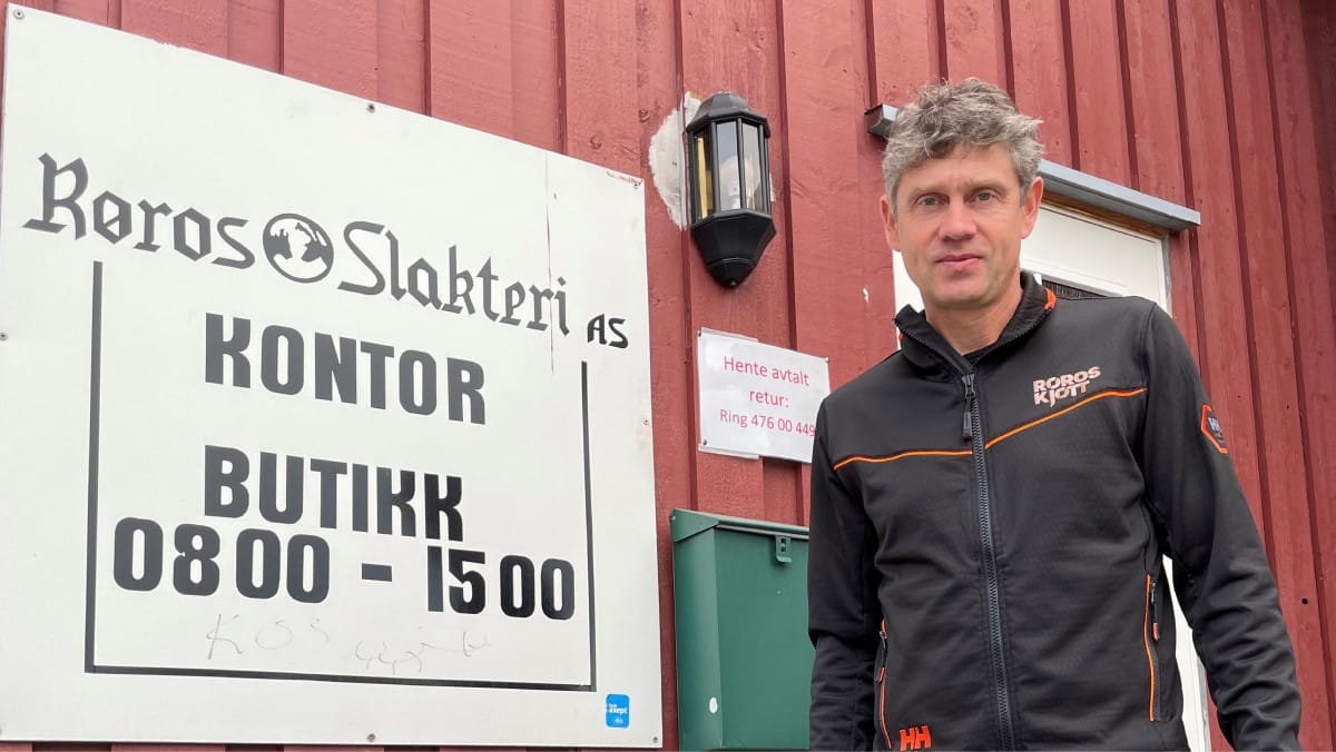 – Hva skal det være i dag? Daglig leder Kjell Ove Oftedal ønsker kundene velkommen inn på kjøttbutikken på Røros slakteri. Der tilbyr han godsaker fra den andre bedriften han leder, Rørosmat. Før og etter jobb driver han det 100 mål store småbruket sitt.